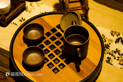 茶具與化妝品 傳統(tǒng)雅韻與現(xiàn)代時尚的交融